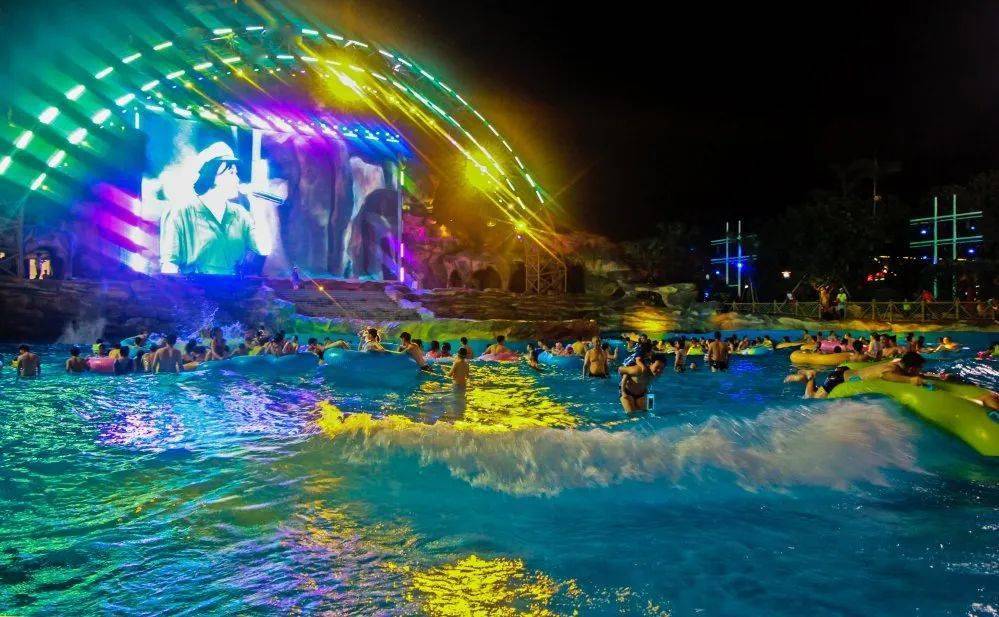 地点:鹭湖水世界造浪池舞台