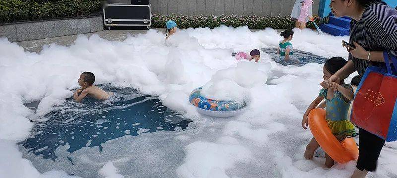 仲夏泡泡浴,水池中浪花一朵朵,孩子们笑开了花.