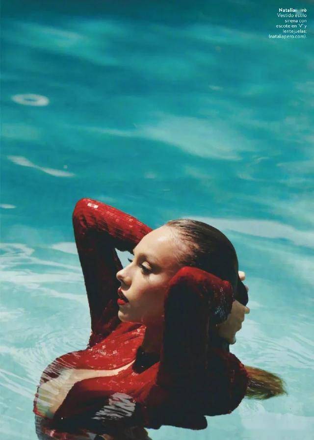 组图:红衣美人 20岁西班牙女星艾斯特·爱珀斯托杂志大片