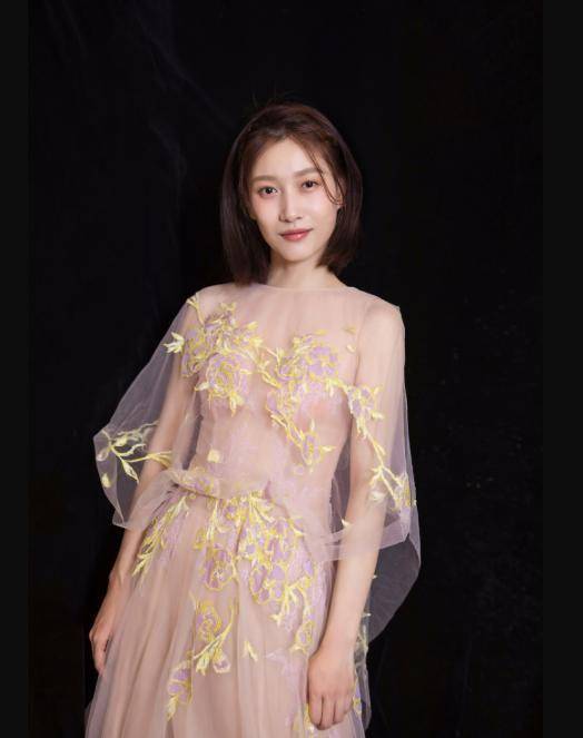 啜妮戏火人不火穿裸色纱裙精致柔美入行10年仍如少女