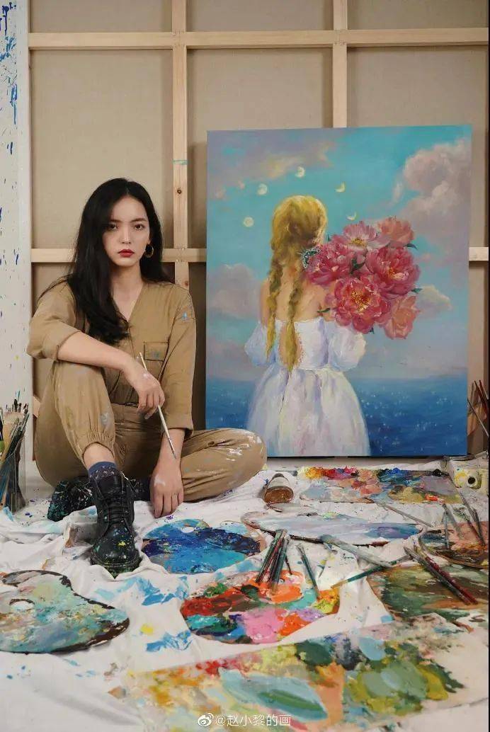 穿着一身工装服的赵小黎拿起颜料桶往画布上泼去,管它泼成什么鬼样子