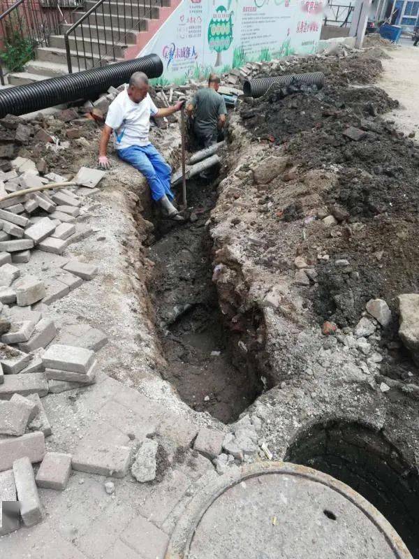 保安街道定乐社区积极协调维修下水管道为居民解忧