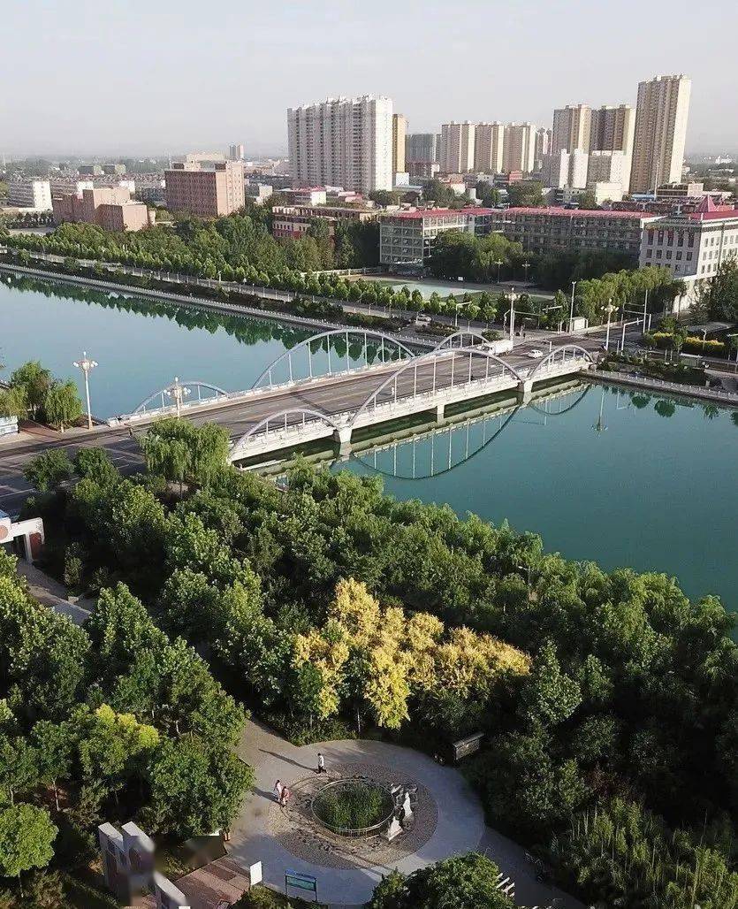 赵海江摄清晨,人们在行唐县颍水河旁绿柳成荫的健身步道锻炼