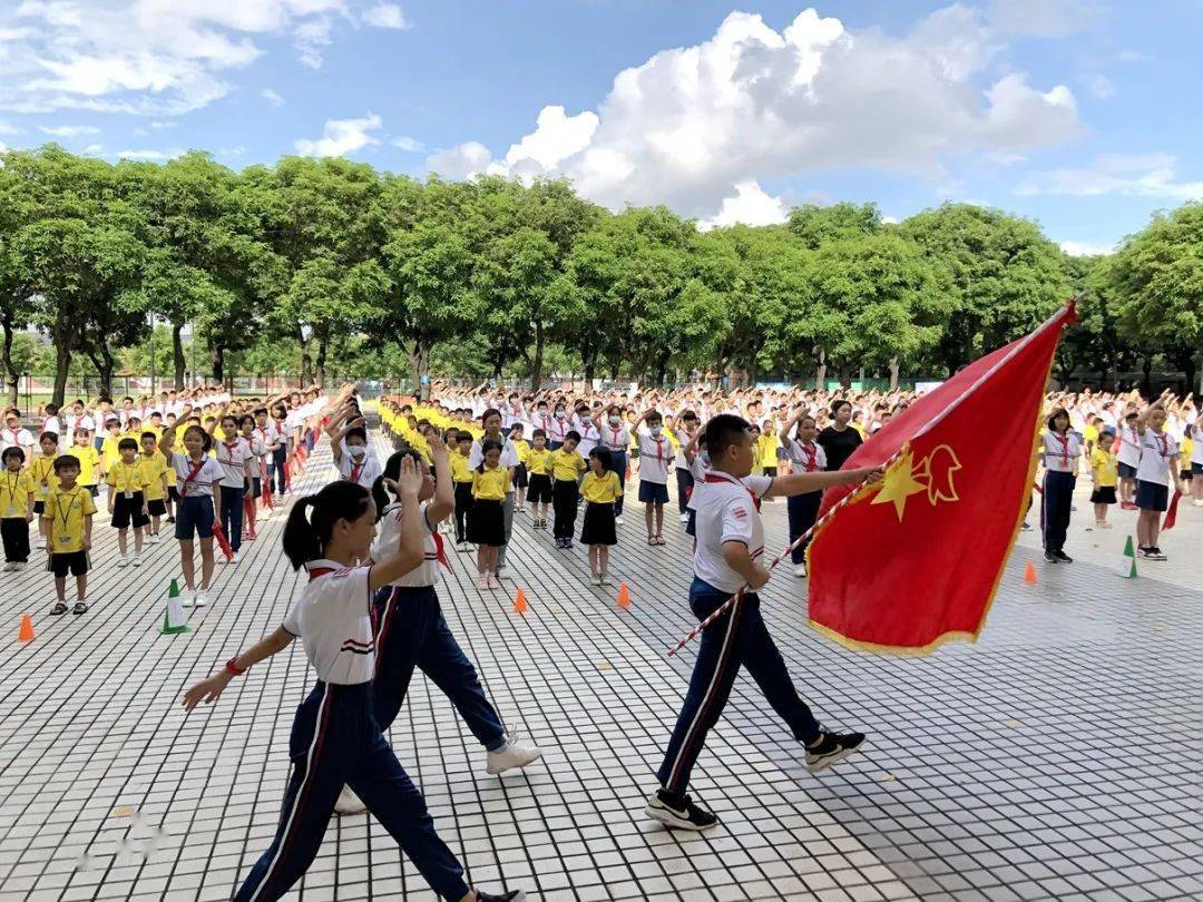 競揚風采】紅領巾飄起來——羅行小學一年級入隊儀式活動報道_隊旗