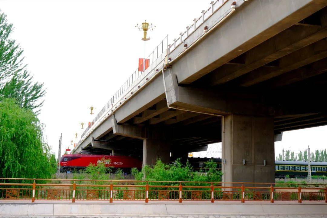 2020年6月2日,在临河金川大桥,一名妇女无法忍受家暴欲跳河轻生,热心