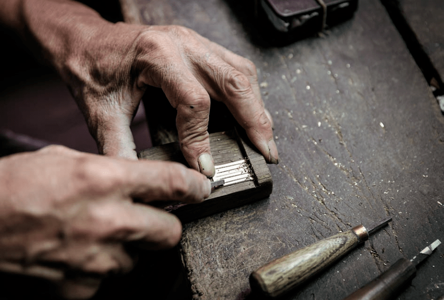 把楸木锯成短截,浸泡两天再煮沸两小时后才能旋动制作笙斗