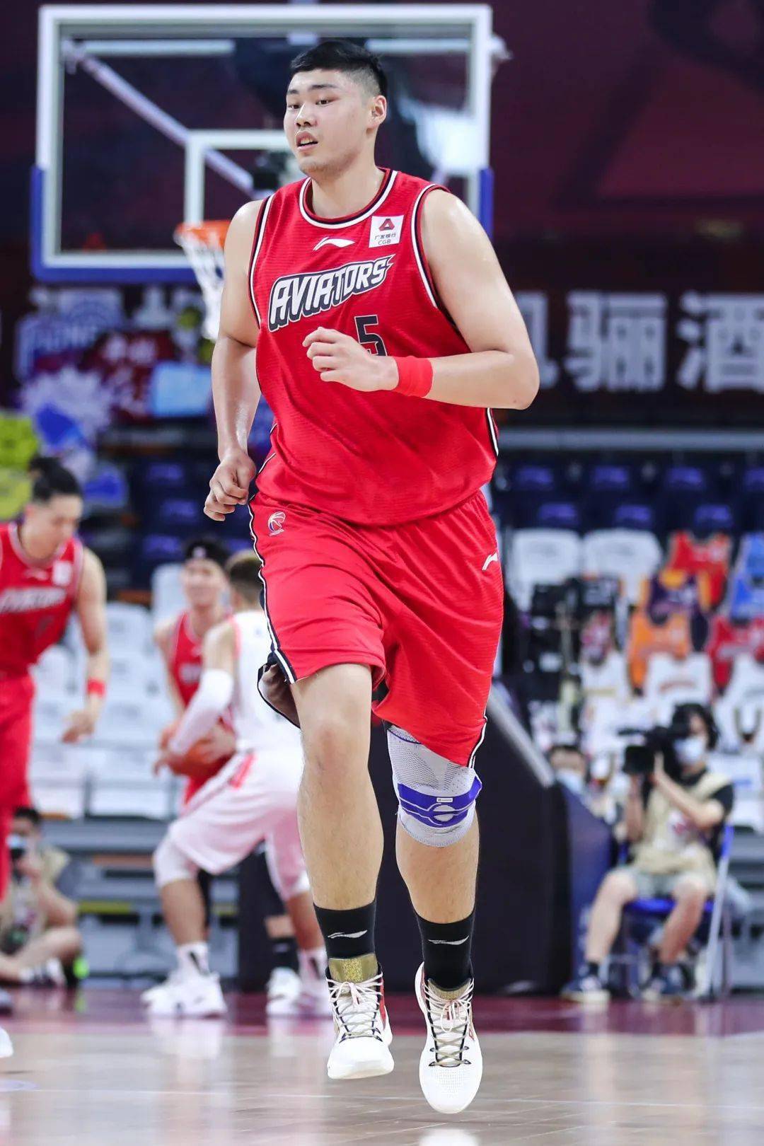 李慕豪缺阵,篮板球输了23个.