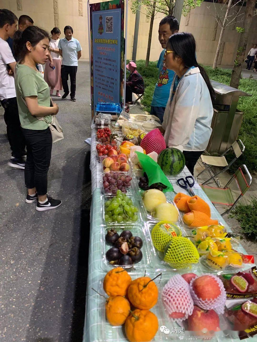 廣場上,公園旁人行道上,不少攤販們在攤位上擺著時令蔬菜,水果以及小