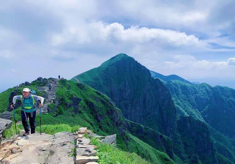 明月山主峰:太平山1735.6米羊獅慕主峰:天子峰1674米武功山最.