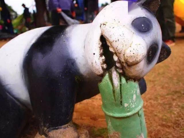 的▼最近又有日本人在大分市北下郡公园里发现了一座奇怪的熊猫雕像