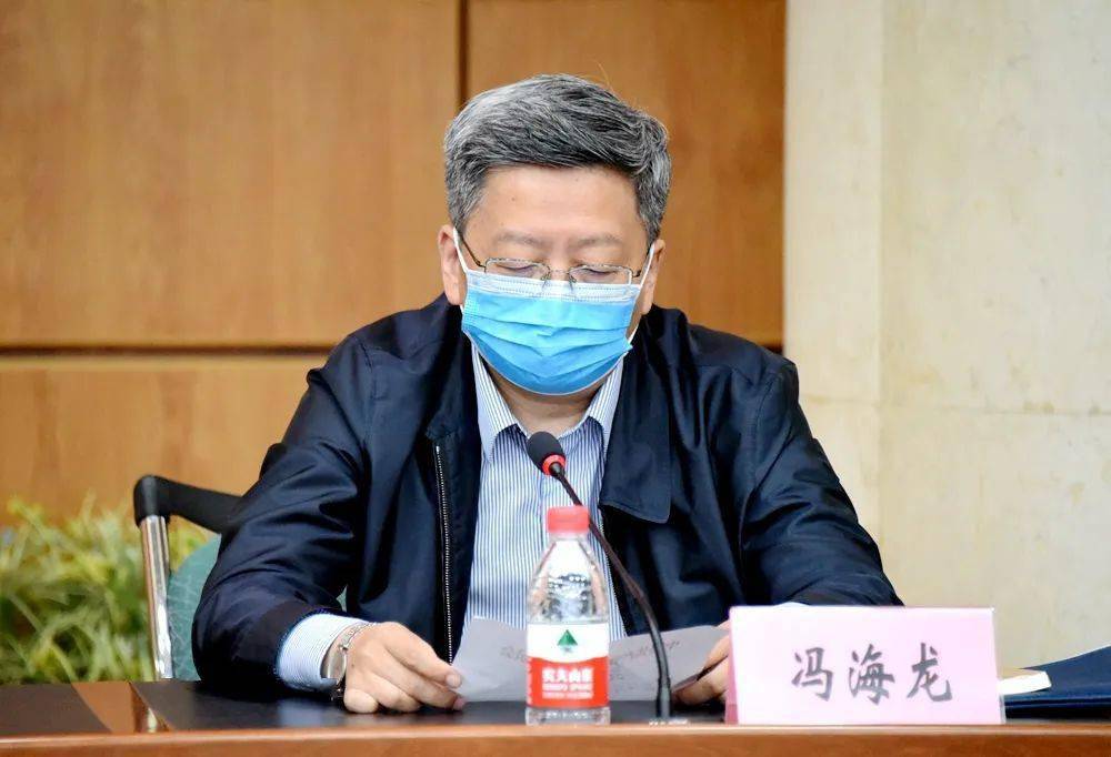 省委组织部副部长冯海龙宣读省委关于郭宏伟同志任职的决定.