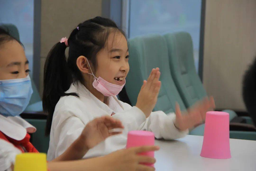 民主实验小学&徐报小记者团——逻辑思维杯子舞/汉诺塔_手机搜狐网