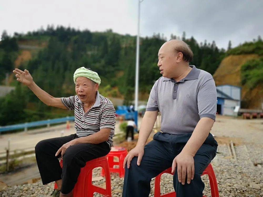 刘金坤到加勉乡救灾临时安置点看望别鸠村受灾群众