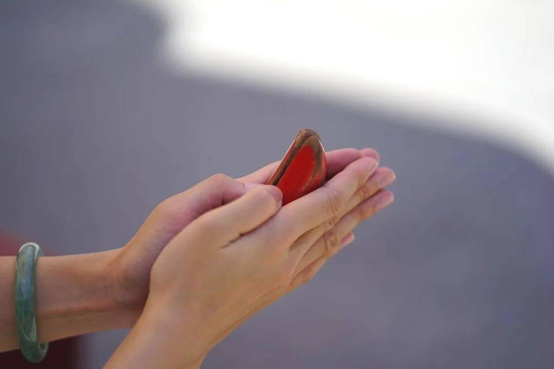 图源网络 打完小人后,还要「掷筊杯」来明了神明的意向,当掷到「圣杯