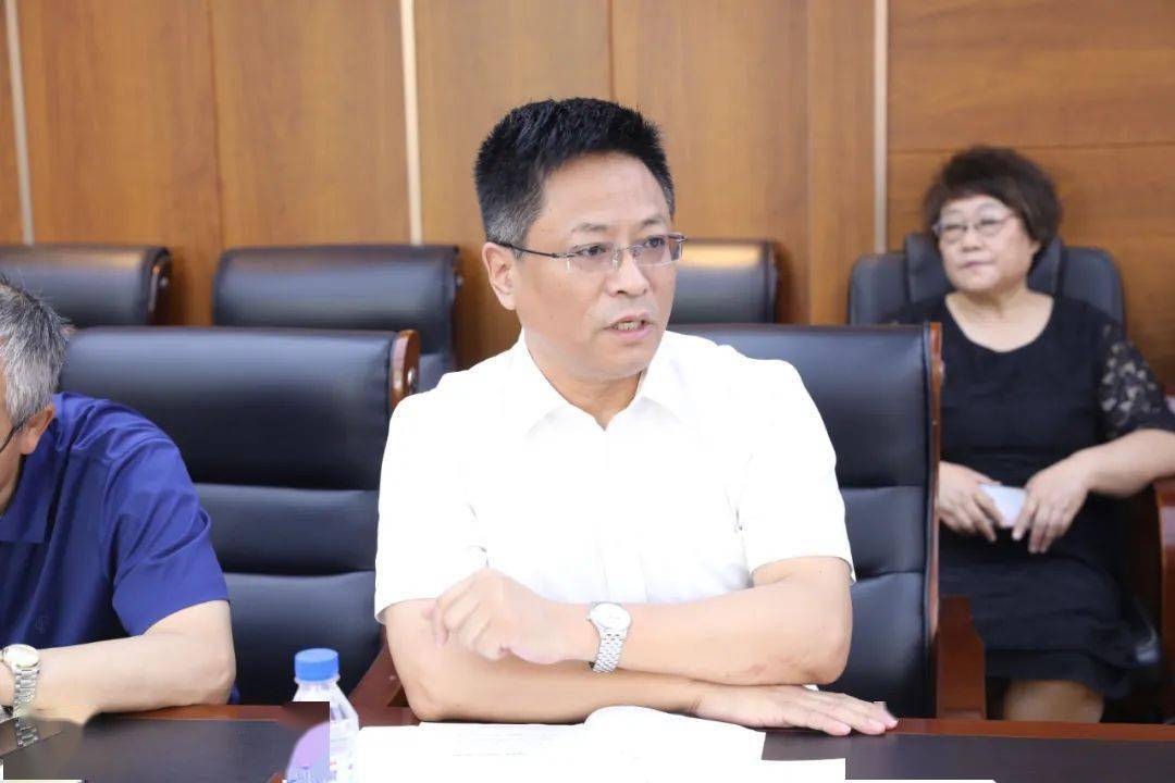 我校召开安全工作会议_刘忠