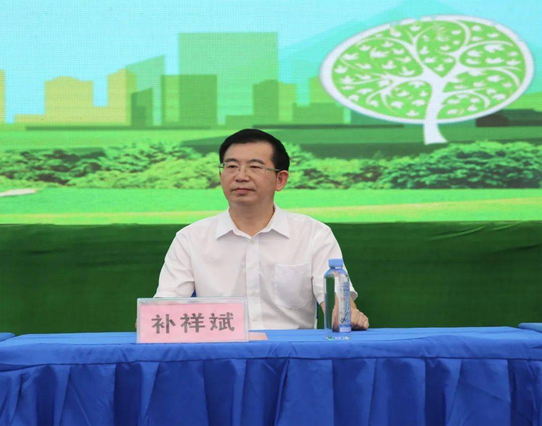 自治区禁毒委副主任,公安厅副厅长补祥斌带领全场宣誓