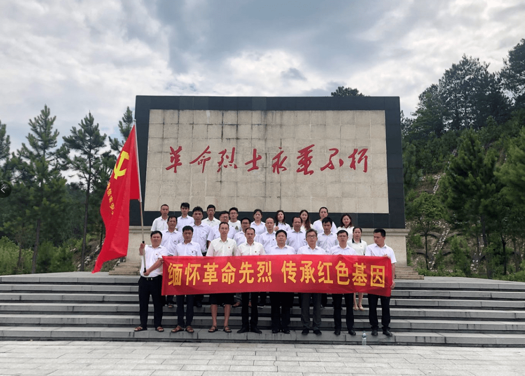 听先烈事迹敬献花圈重温入党誓词列队整齐【第一站: 东固革命烈士陵园