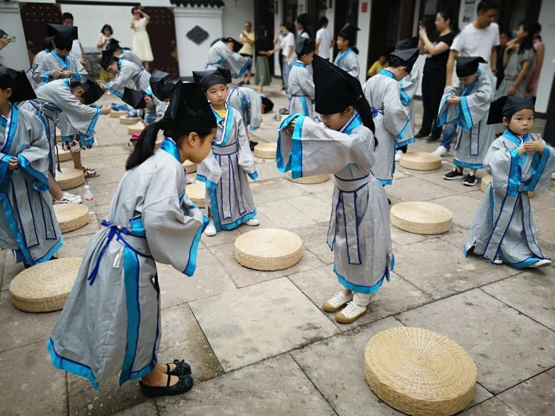 正衣冠,行拱手礼.