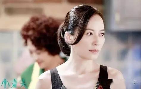 如今已经49岁的惊鸿仙子,在电视剧《小丈夫》里美得依然还是当初惊鸿