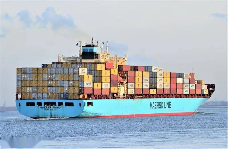 悬挂美国国旗的集装箱船mv maersk idaho抵达美国新泽西州纽瓦克市时