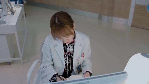 儿科医生艳艳约于西看剧怎料偶遇男神艳艳竟直接抛弃于西