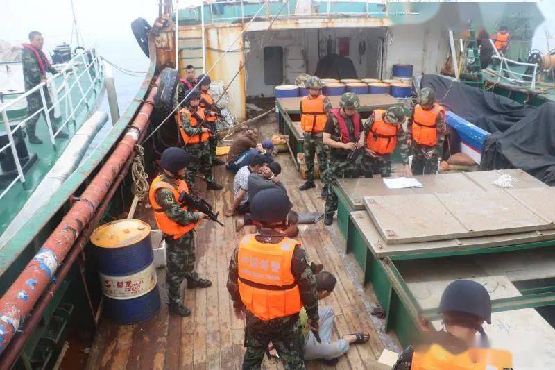 "发现这艘货船后,我们马上对其进行喊话警告,但它并没有停下来的意思