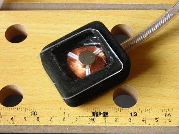 国外大神自制超炫酷的磁悬浮玩具