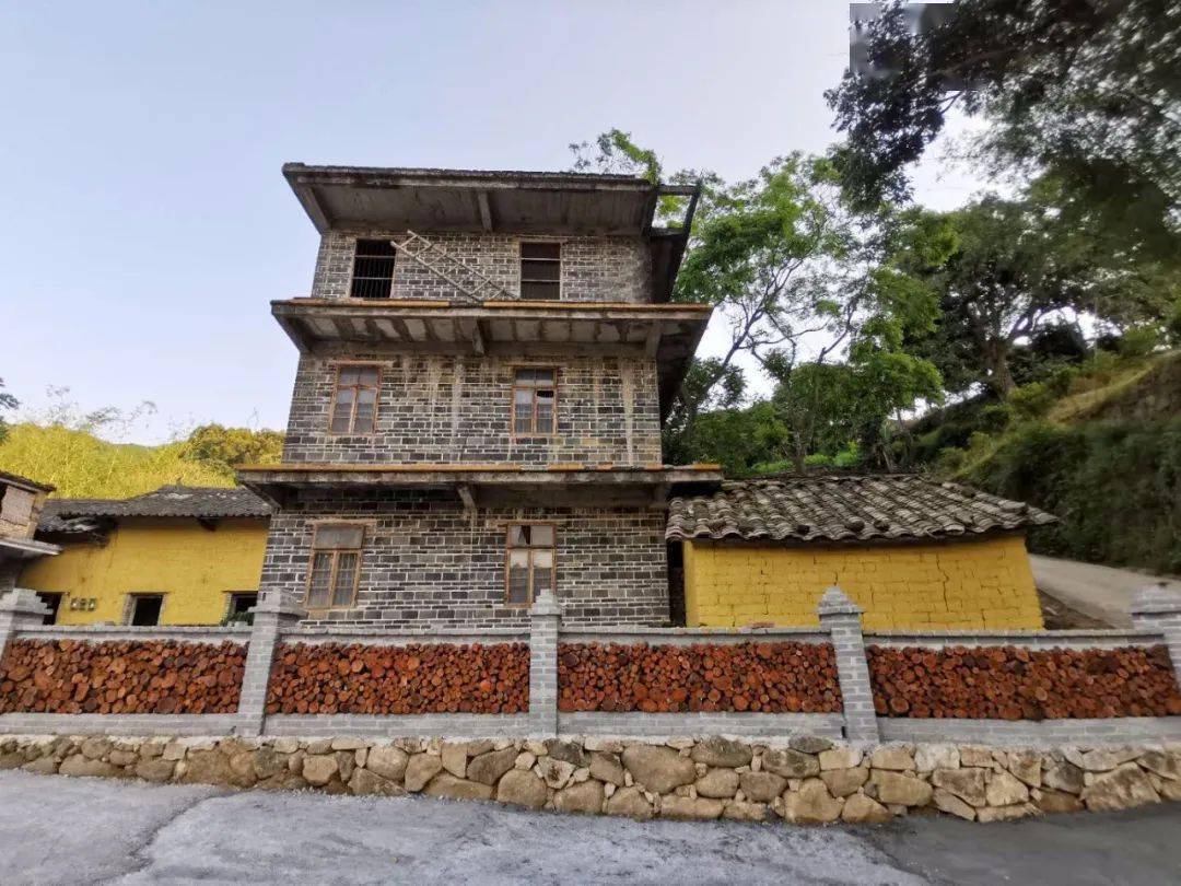 千名记者一线行三措并举打赢脱贫攻坚战