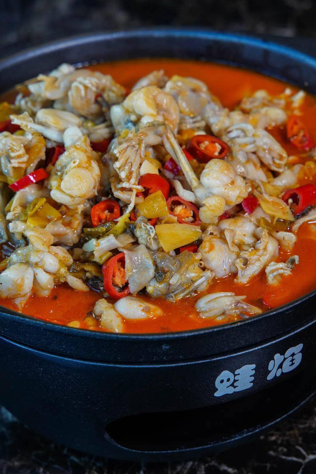 苗家酸汤味 这锅苗家酸汤味的牛蛙,一端上来就喷香扑鼻,  独特的苗家