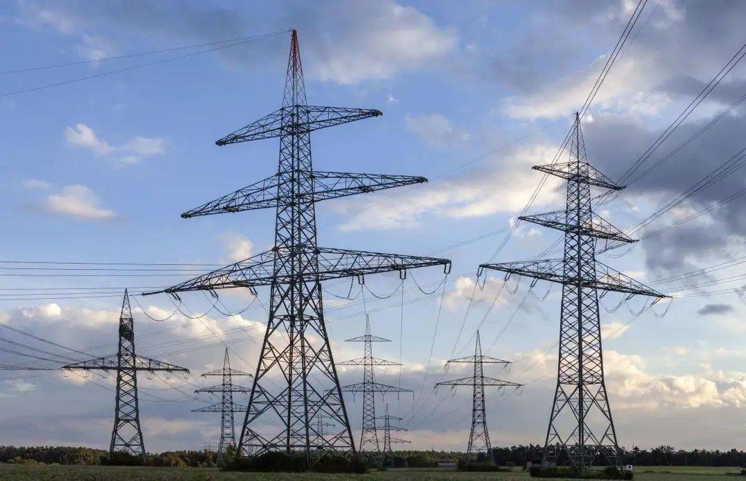 徐州一男子找这种地方钓鱼,把自己电到昏迷不醒._高压线