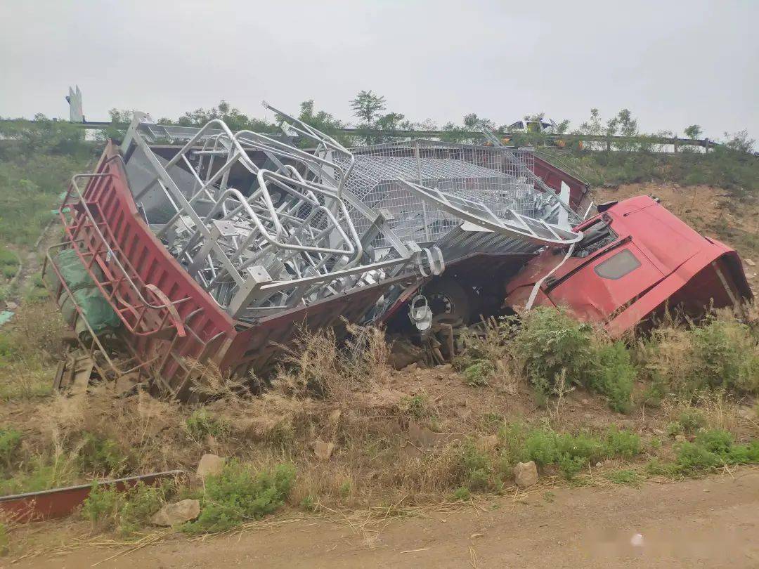 京昆高速明姜段一大车翻下高速公路!"身首异处"!