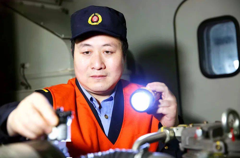 机车司机郭学飞向塘机务段向塘运用一车间他就是中国铁路南昌局集团