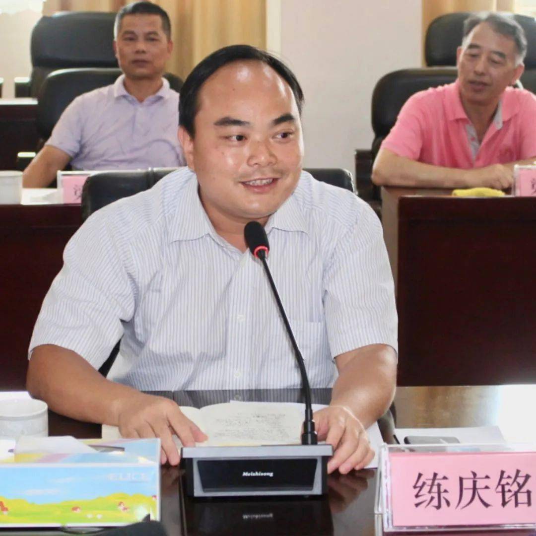 座谈会上,练庆铭从"重规划,加快建设特色精品农村,绘画美好蓝图;重