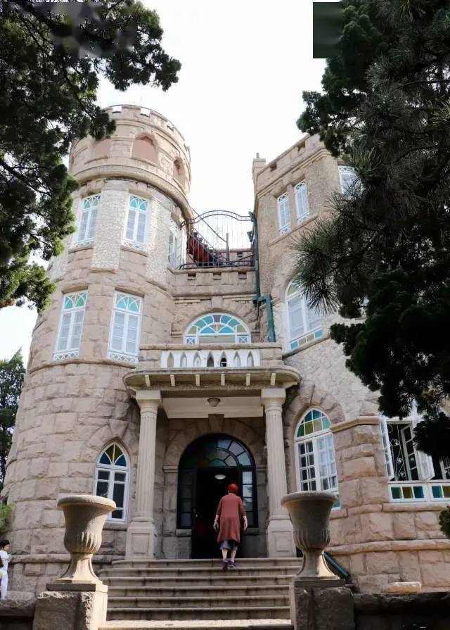 花石楼坐落于八大关南端一处伸入海中的岬角,相传蒋介石曾于此居住过.