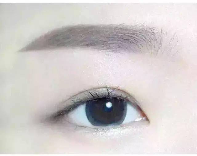 粗眉配红唇2020更迷人