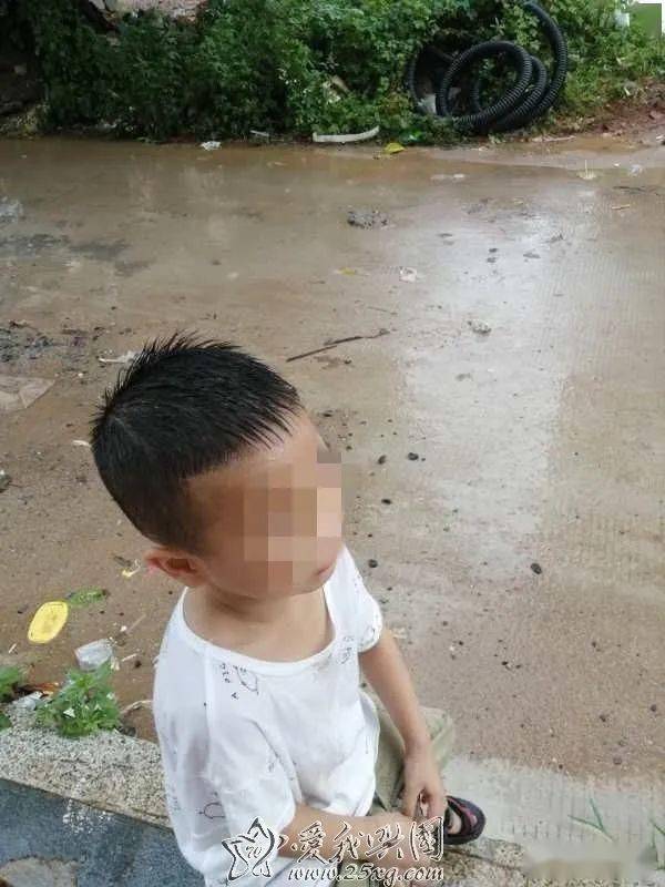 其姨父将其送至小区门口便转身离开,随后小男孩发现棋院还没开门,走出