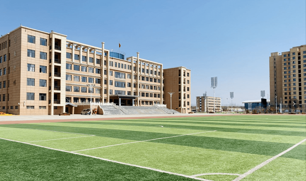全日制普通高级中学,我校目前分三个校区,分别是:包头市景泰艺术中学