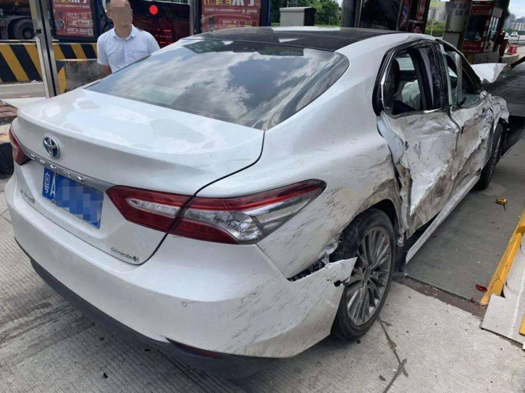 一拖头车失控横扫二广高速三水收费站出口!真相竟是