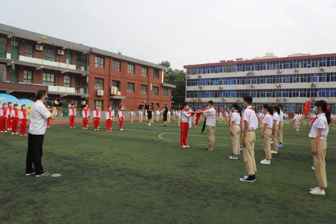 北塘实验小学举行向国旗敬礼主题升旗暨国旗班新老队员交接仪式
