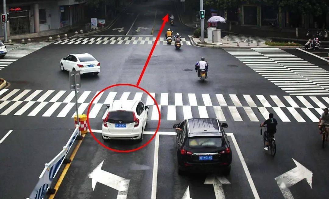 不戴头盔,闯红灯,违章停车.武平交警"拍了拍"你!