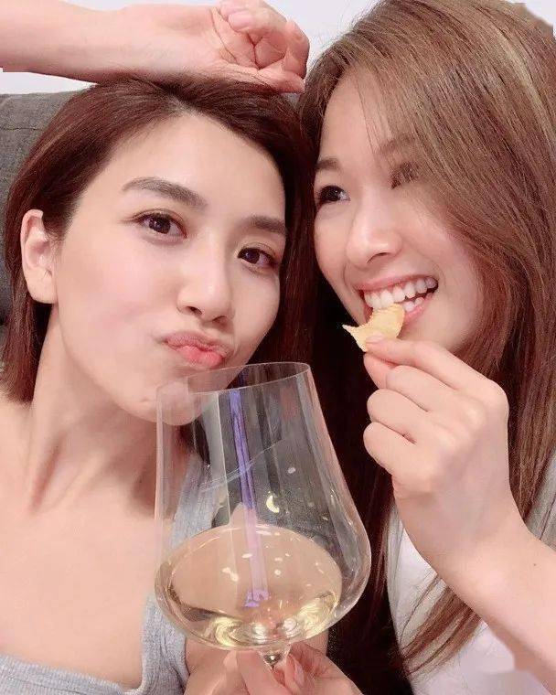 同黄智雯斗玩plank 赵希洛出"狗"招赢晒