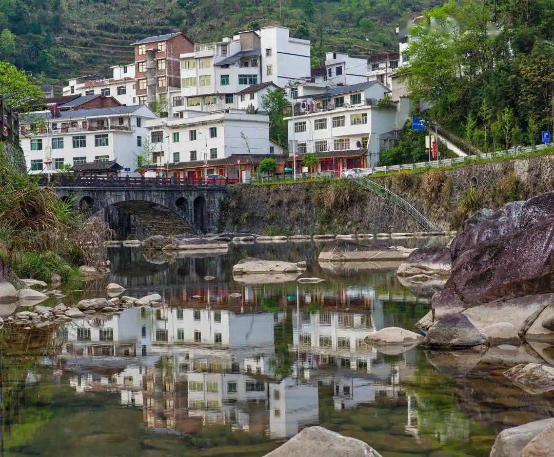 从地图上看,位于景宁的西南山区穿镇而过的英川溪犹如一面镜子映照着