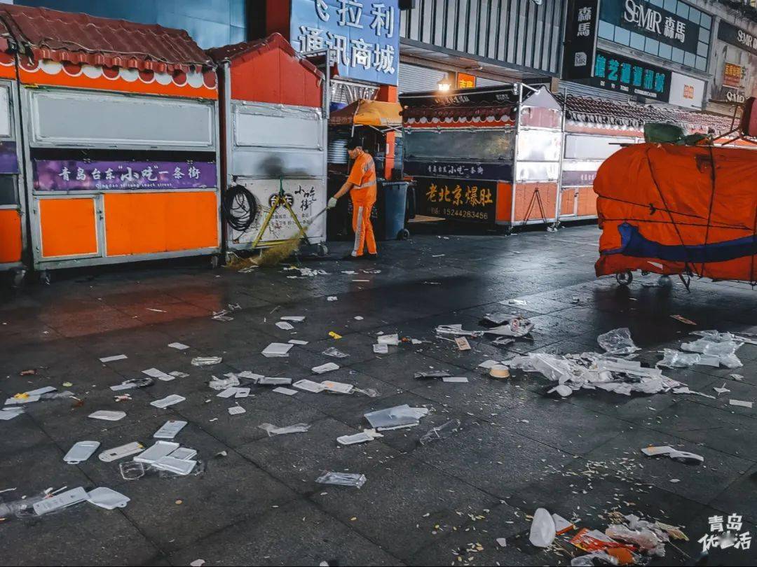 很难想象,数小时前人山人海的小吃街,地面上的几乎没有垃圾.