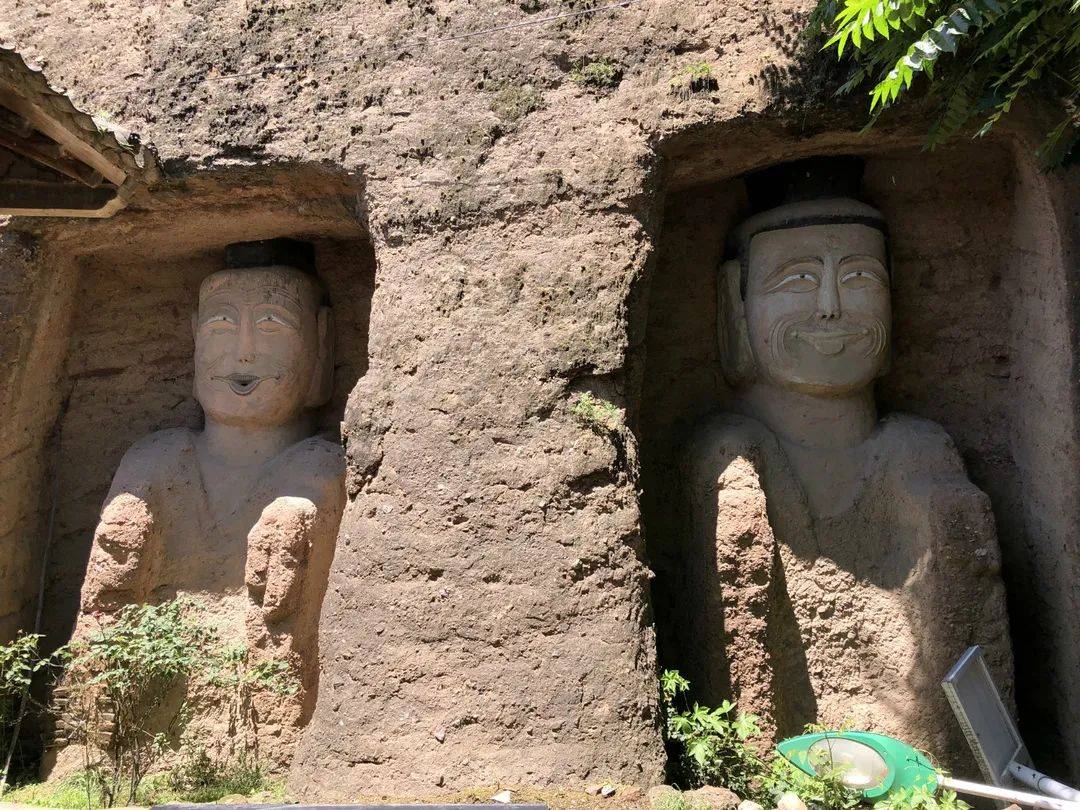 闫鑫在法镜寺石窟内修缮后的佛像前图 |闫鑫视频| 梨视频视频,图片