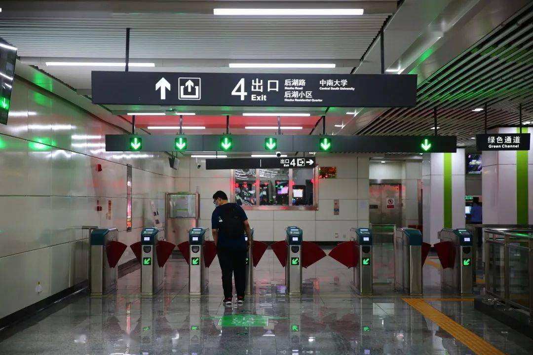 中南大学站共设有3个出站口,4号口出站更方便返校,3号口出站方便大家