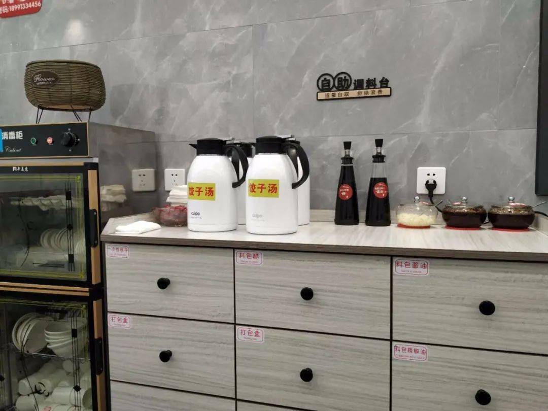 柔美的灯光 全程透明化厨房 从制作到出餐 让美食制作过程一一呈现