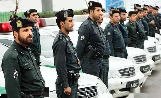 你见过管你穿什么衣服,还管你秀恩爱的警察吗?