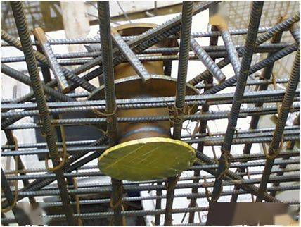 1)套管制作根据机电管线综合图,由专业工程师对刚性防水套管,柔性防水