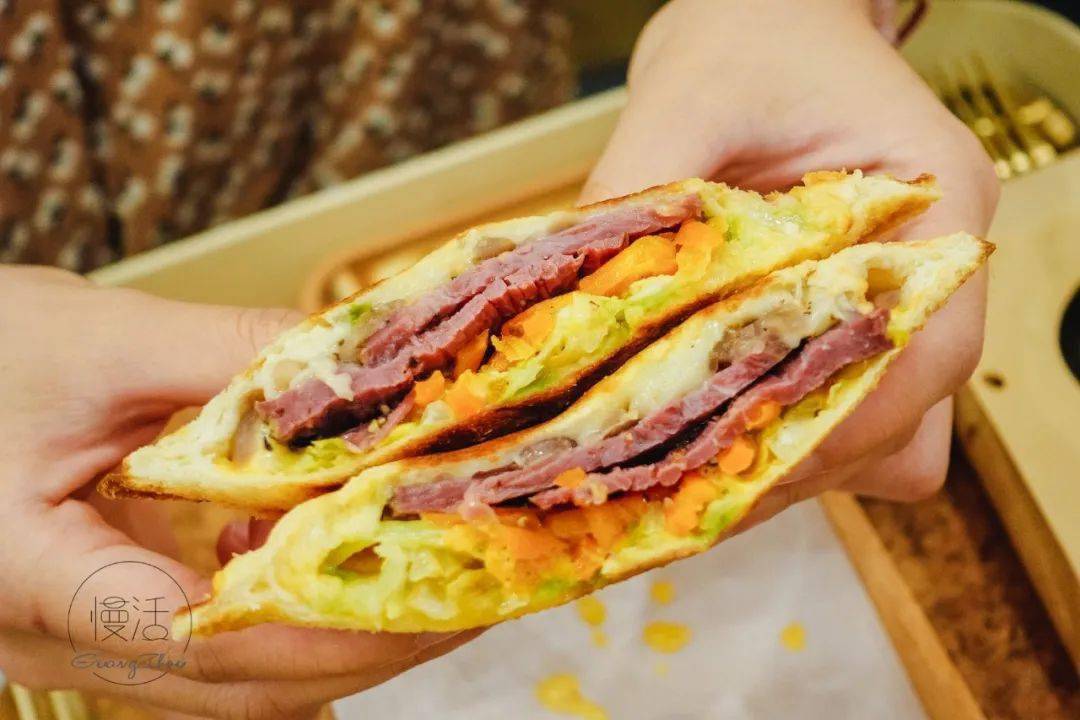 边缘又薄又脆,趁热吃焦香可口,用的是全麦吐司,洋葱黑椒牛肉飞碟是