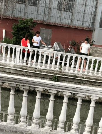 刚刚曝光,泰州街边惊现站街招嫖女!